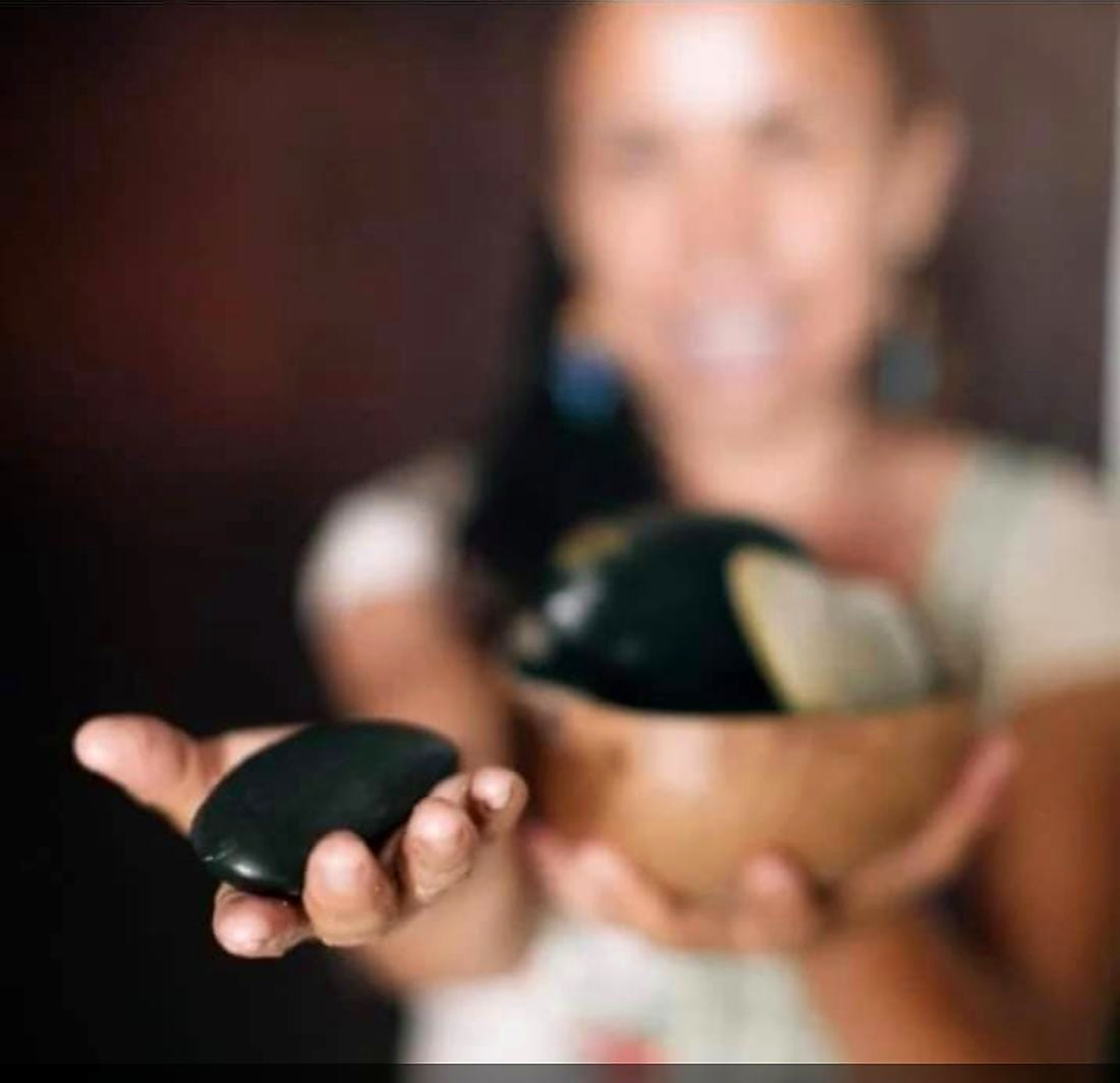 Masaje Profundo con Piedras de Río