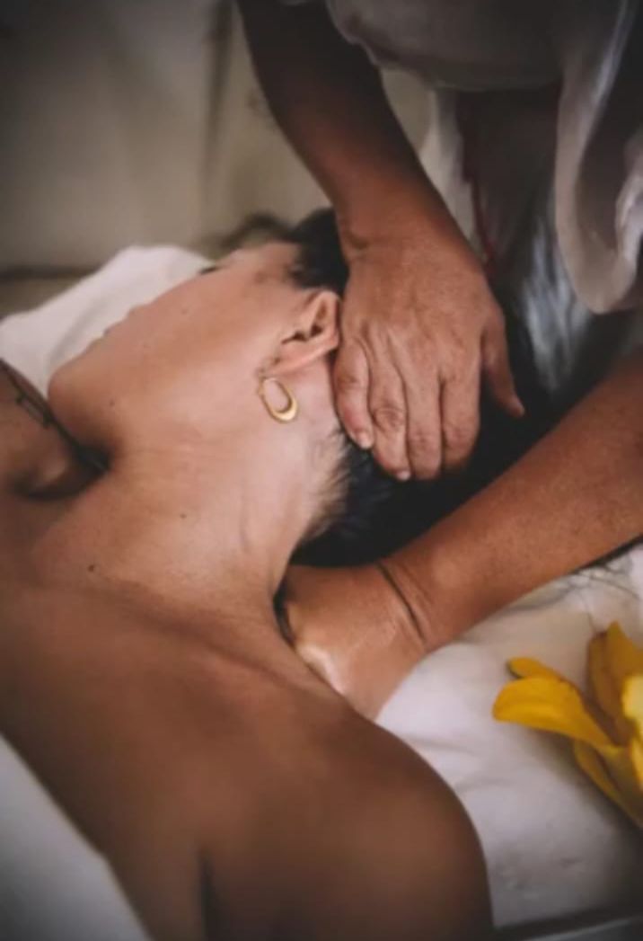 Masaje Ceremonial Tejido Profundo con Piedras de Río